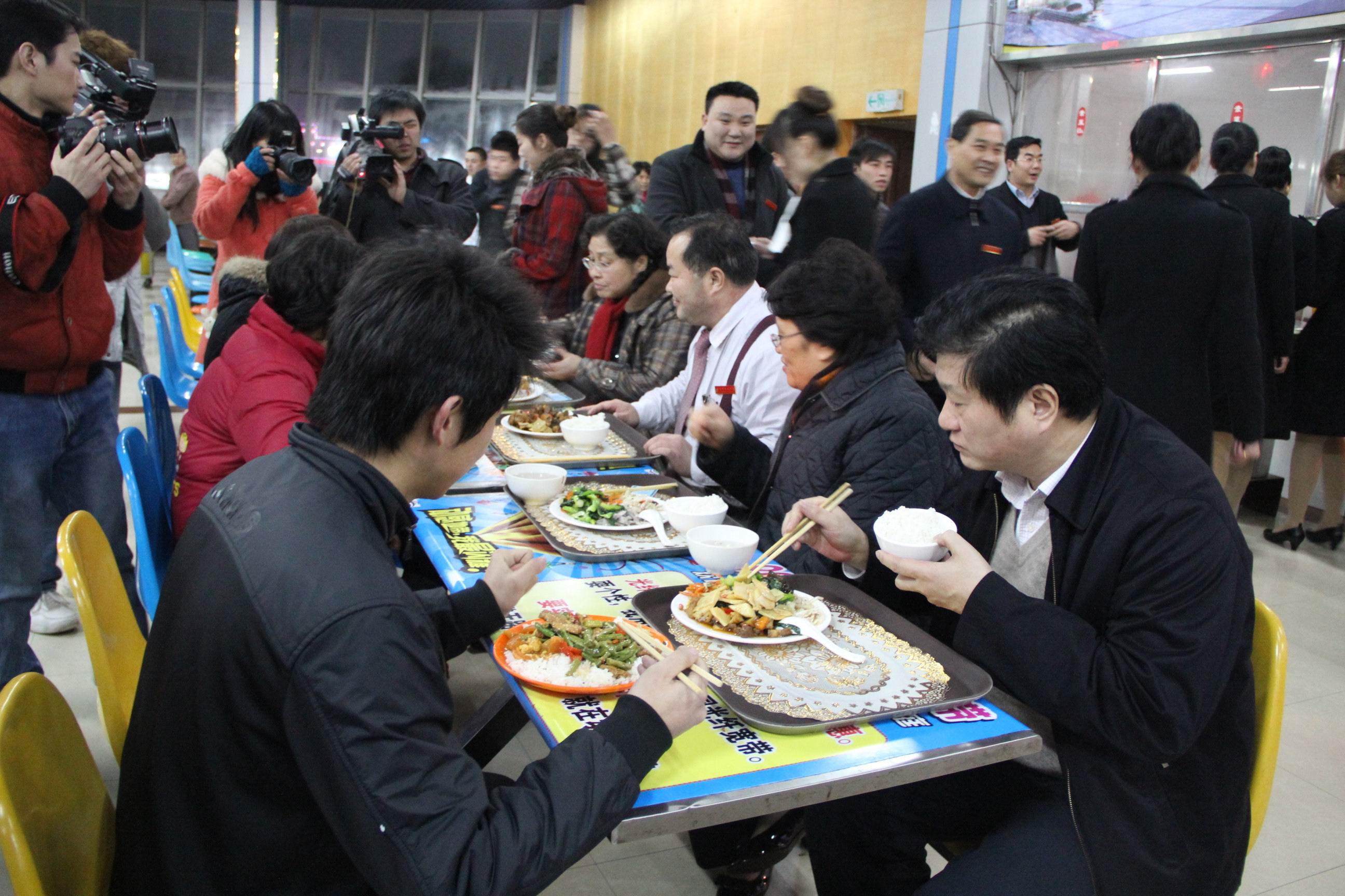 教育部副部长李卫红与师生共进晚餐